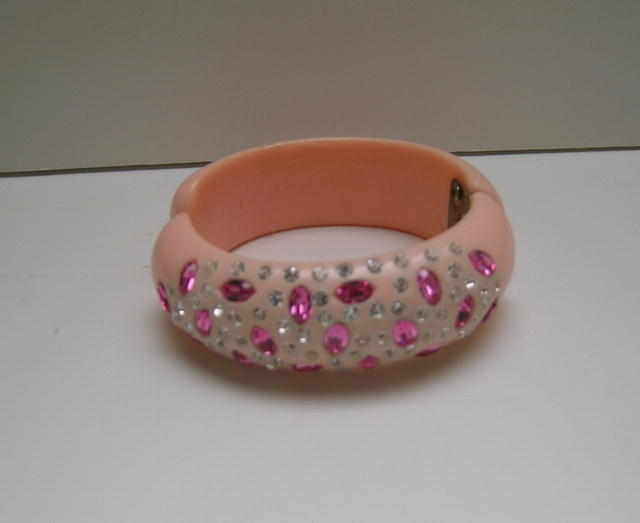 Lucite Weiss Pink Rhinestone Hinged Bangle