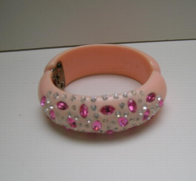 Lucite Weiss Pink Rhinestone Hinged Bangle