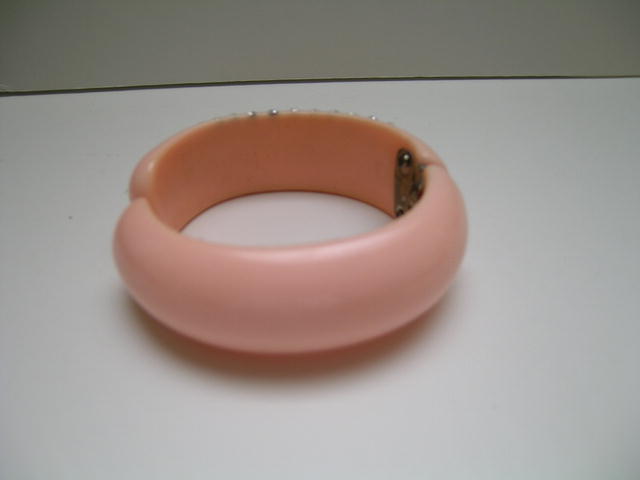 Lucite Weiss Pink Rhinestone Hinged Bangle