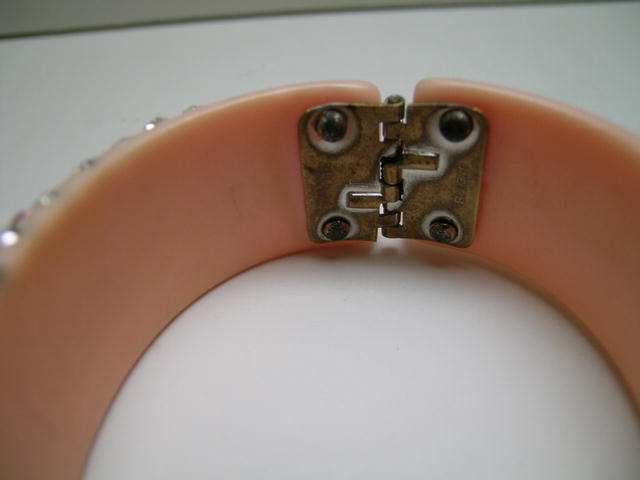 Lucite Weiss Pink Rhinestone Hinged Bangle