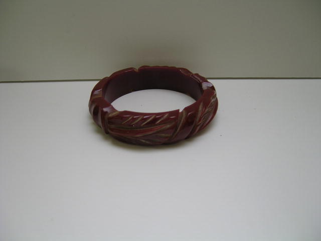 Bakelite Vintage Carved Brick Red Bangle