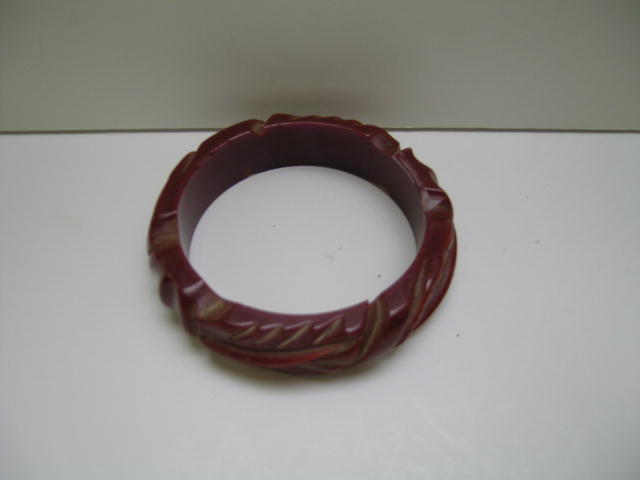 Bakelite Vintage Carved Brick Red Bangle