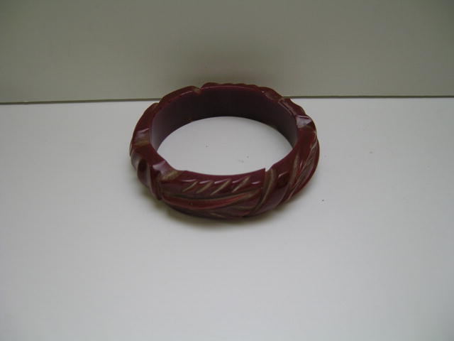 Bakelite Vintage Carved Brick Red Bangle