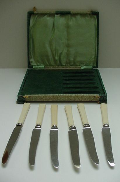 Bakelite Vintage Deco set of Boxed Fruit Knives