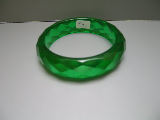 Bakelite Vintage Emerald Green Diamond Cut Bangle