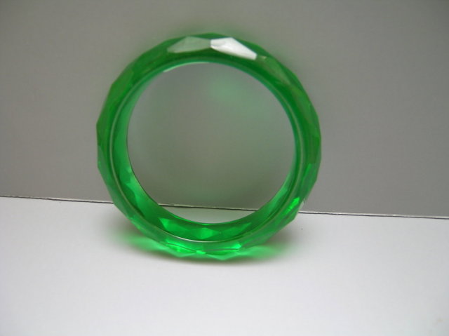 Bakelite Vintage Emerald Green Diamond Cut Bangle