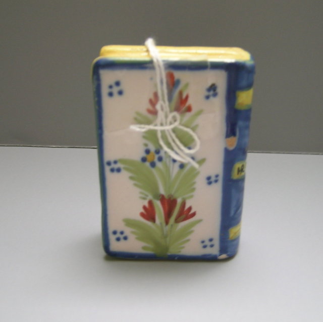 Quimper Snuff Book