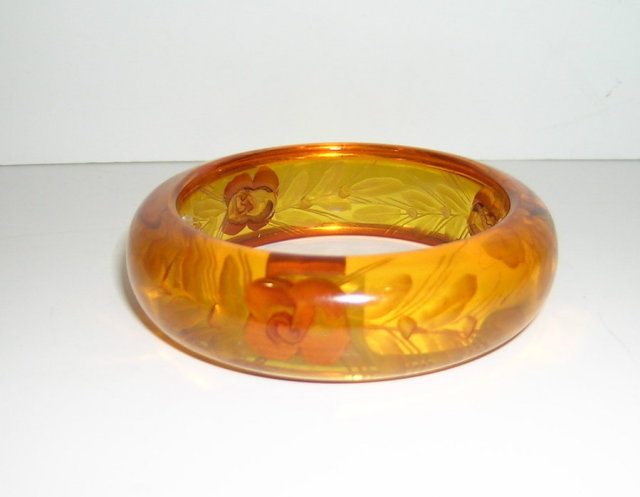 Bakelite Vintage Applejuice Reversed Carved