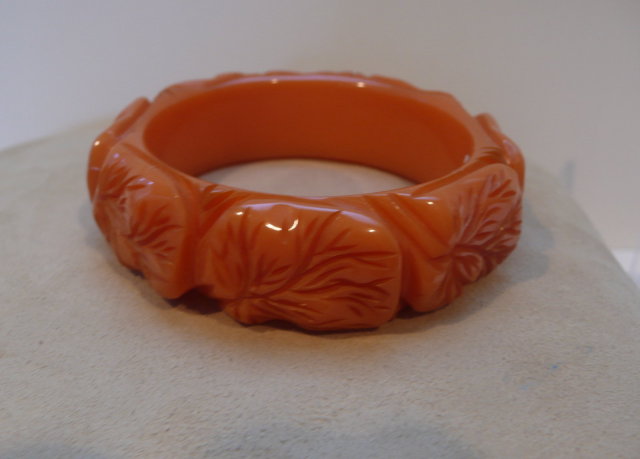 Bakelite Vintage Carved Apricot Leaf Bangle