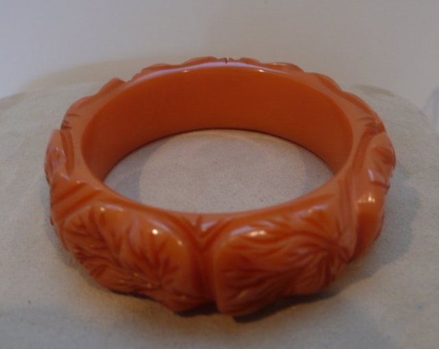 Bakelite Vintage Carved Apricot Leaf Bangle