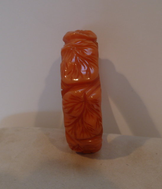 Bakelite Vintage Carved Apricot Leaf Bangle