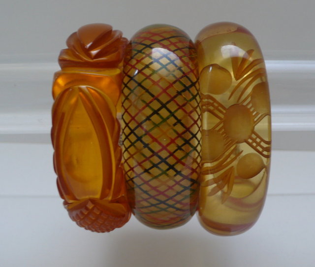 Bakelite Vintage Applejuice reverse Carved