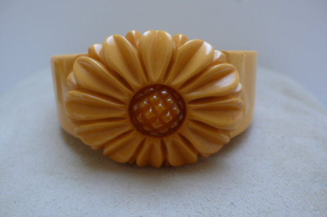 Bakelite Vintage Daisey Hinged Bangle