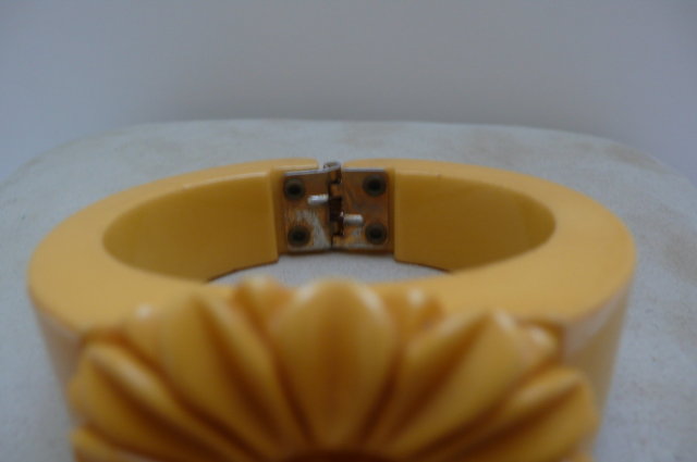 Bakelite Vintage Daisey Hinged Bangle