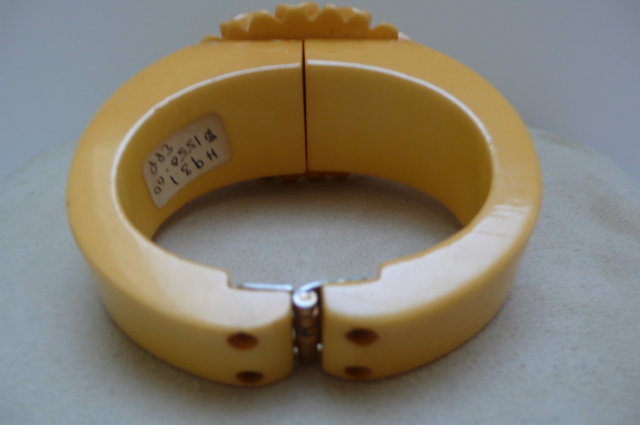 Bakelite Vintage Daisey Hinged Bangle