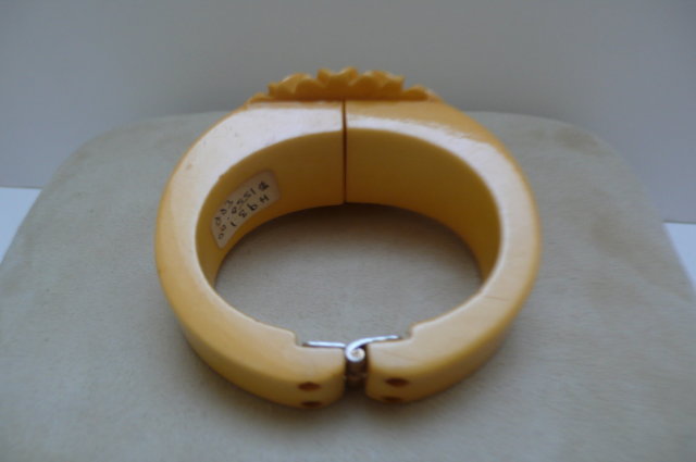 Bakelite Vintage Daisey Hinged Bangle