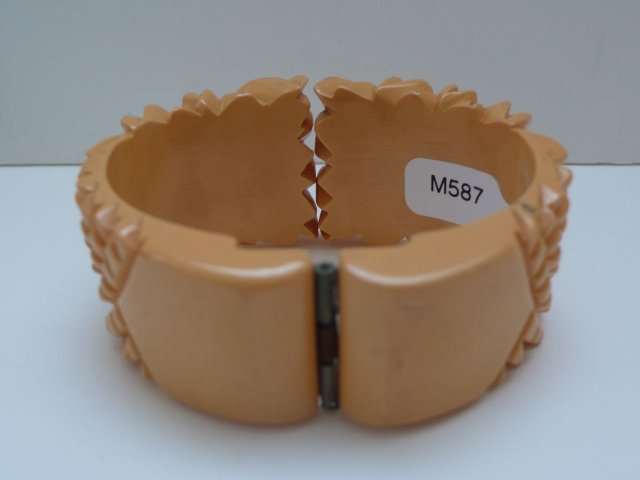 Bakelite Hinged Vintage Daisy Bangle