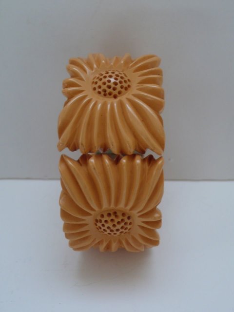 Bakelite Hinged Vintage Daisy Bangle