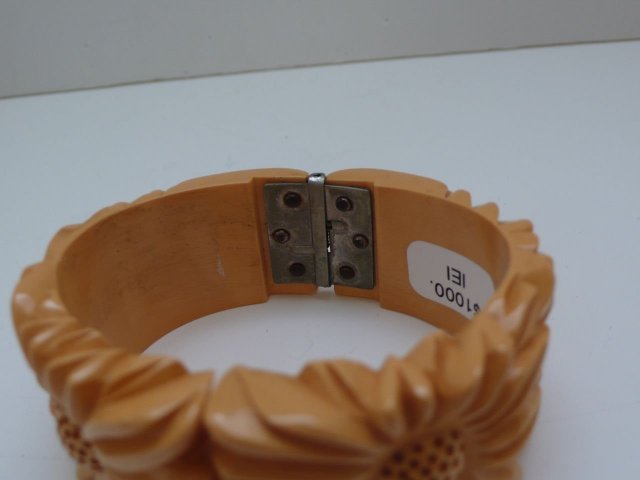 Bakelite Hinged Vintage Daisy Bangle