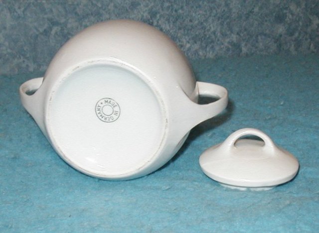 Sugar Bowl with Lid B2904