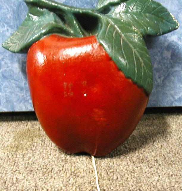 String Holder - Red Apple - Chalk