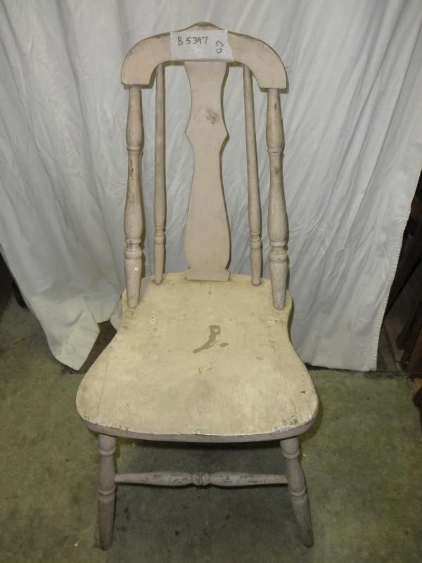 B5397 Vintage/Antique Solid chair painted off white