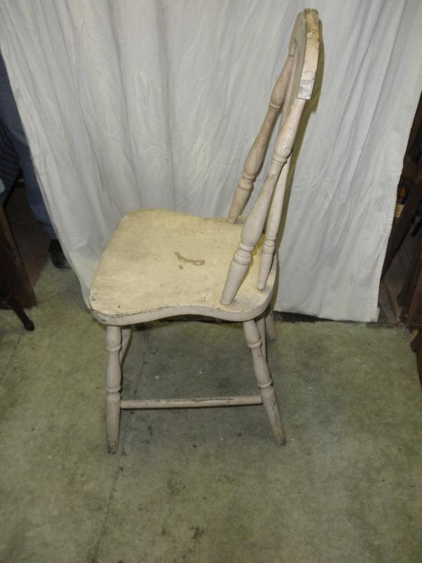 B5397 Vintage/Antique Solid chair painted off white