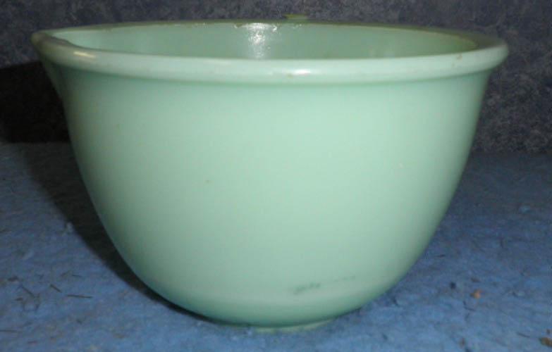 Bowl - Green With Spout B4611