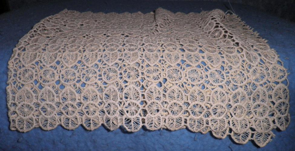 Dresser Scarf - Ecru B4603