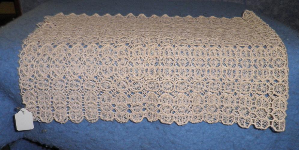 Dresser Scarf - Ecru B4604