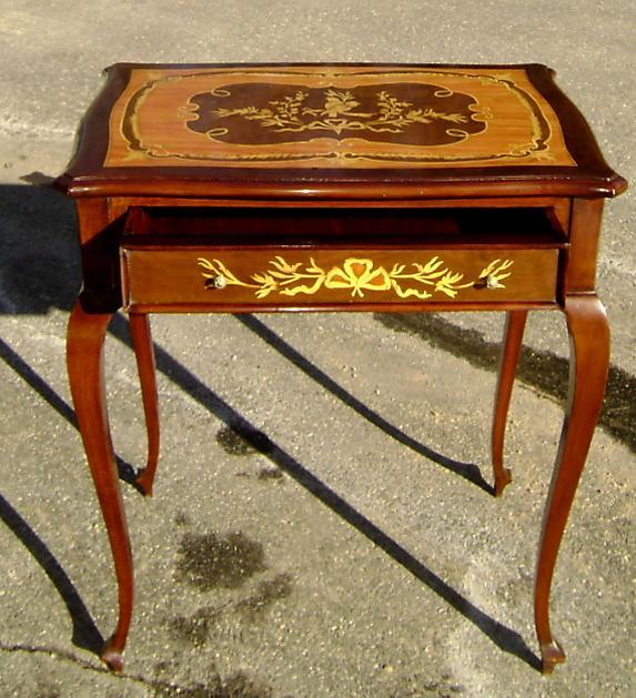 Very elegant Louis XV style marquetry Lady's desk