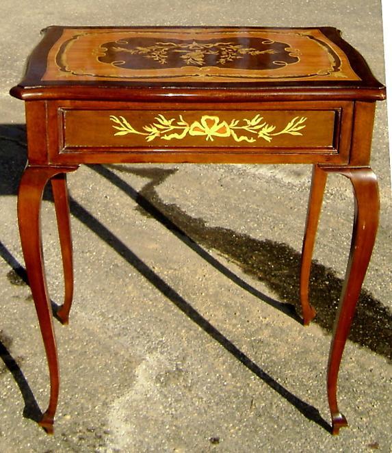 Very elegant Louis XV style marquetry Lady's desk
