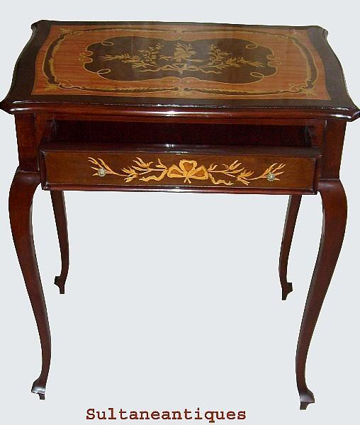 Very elegant Louis XV style marquetry Lady's desk