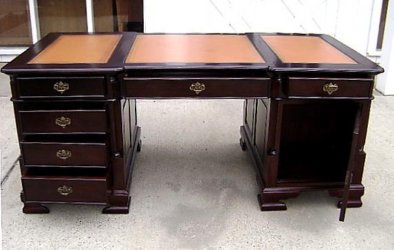 Important Victorian style Desk leather & mahogany