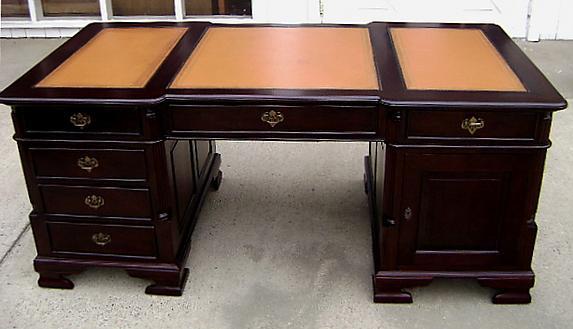 Important Victorian style Desk leather & mahogany