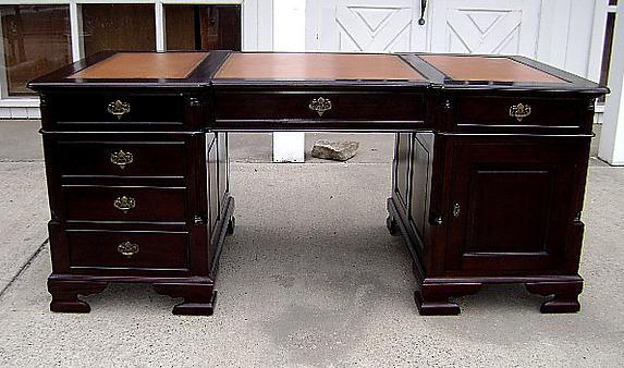 Important Victorian style Desk leather & mahogany