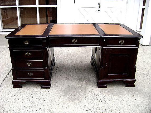 Important Victorian style Desk leather & mahogany