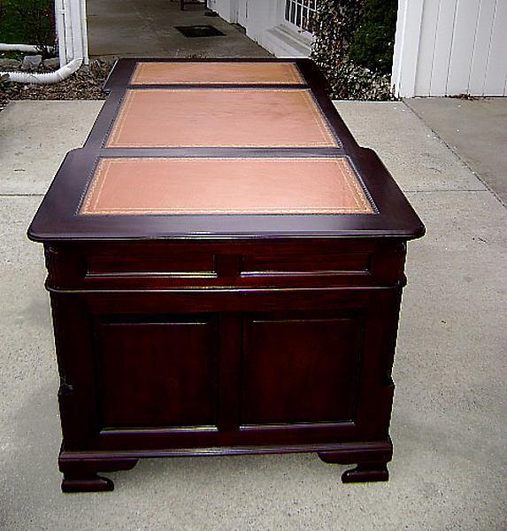 Important Victorian style Desk leather & mahogany