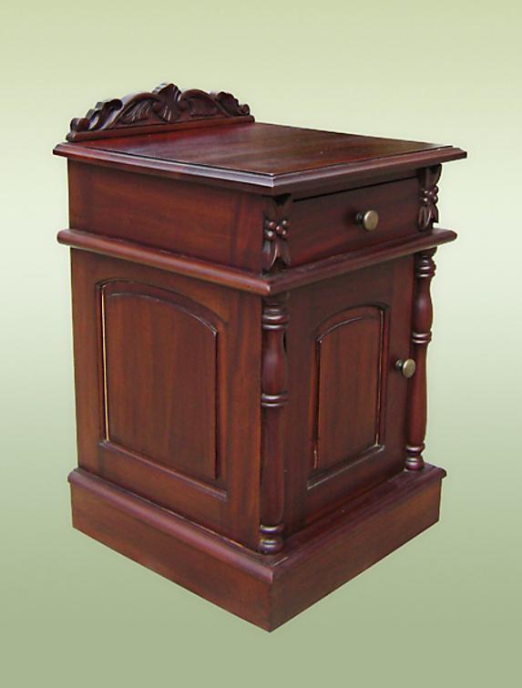 Very nice Solid Mahogany bedside / commode