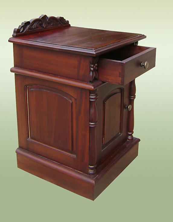 Very nice Solid Mahogany bedside / commode