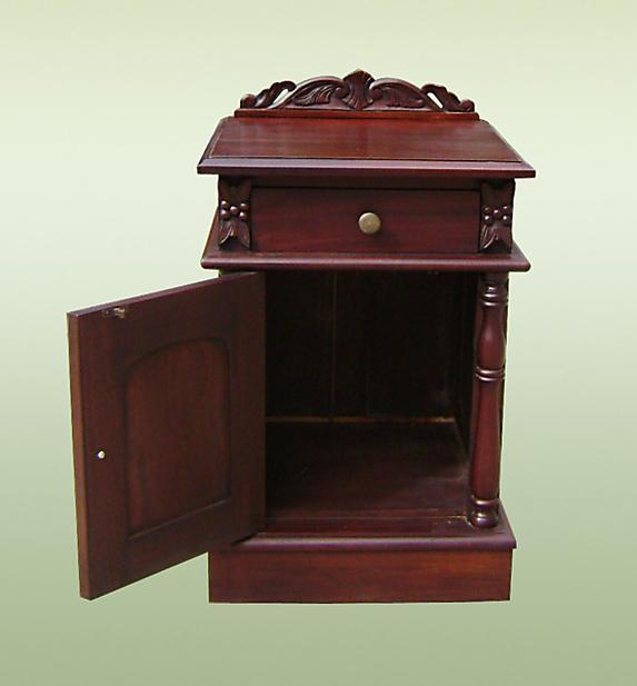 Very nice Solid Mahogany bedside / commode