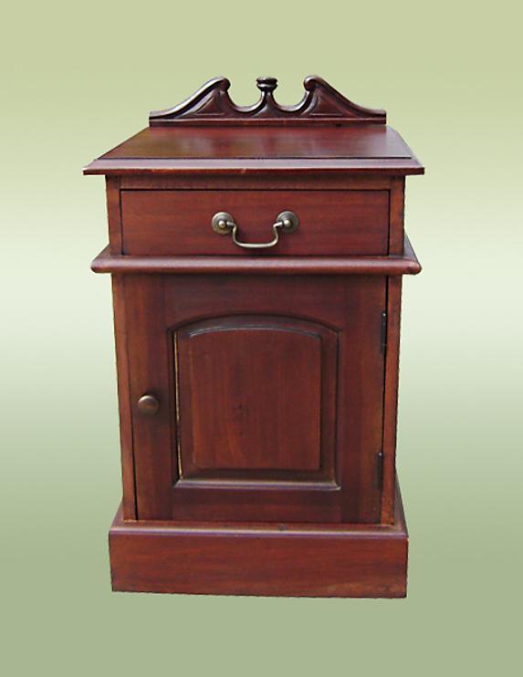 Elegant Colonial Solid Mahogany bedside / commode