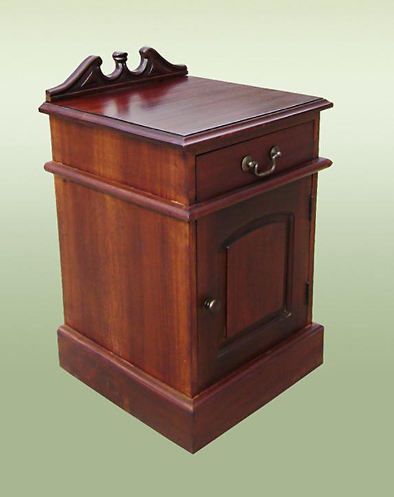 Elegant Colonial Solid Mahogany bedside / commode