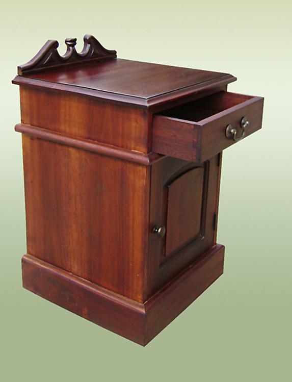 Elegant Colonial Solid Mahogany bedside / commode