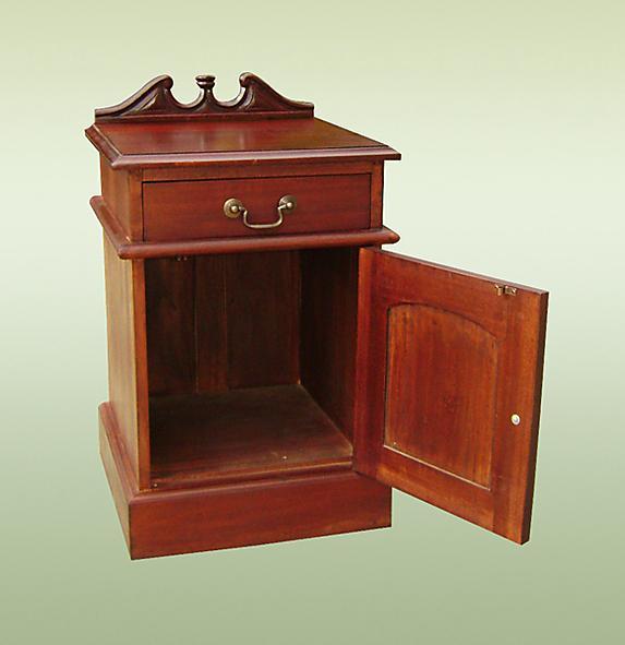 Elegant Colonial Solid Mahogany bedside / commode