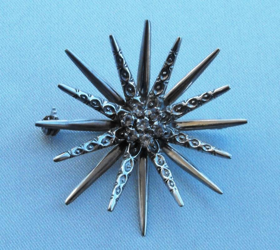 Vintage 18K Gold .50 CTTW Diamond Starburst Brooch Pin