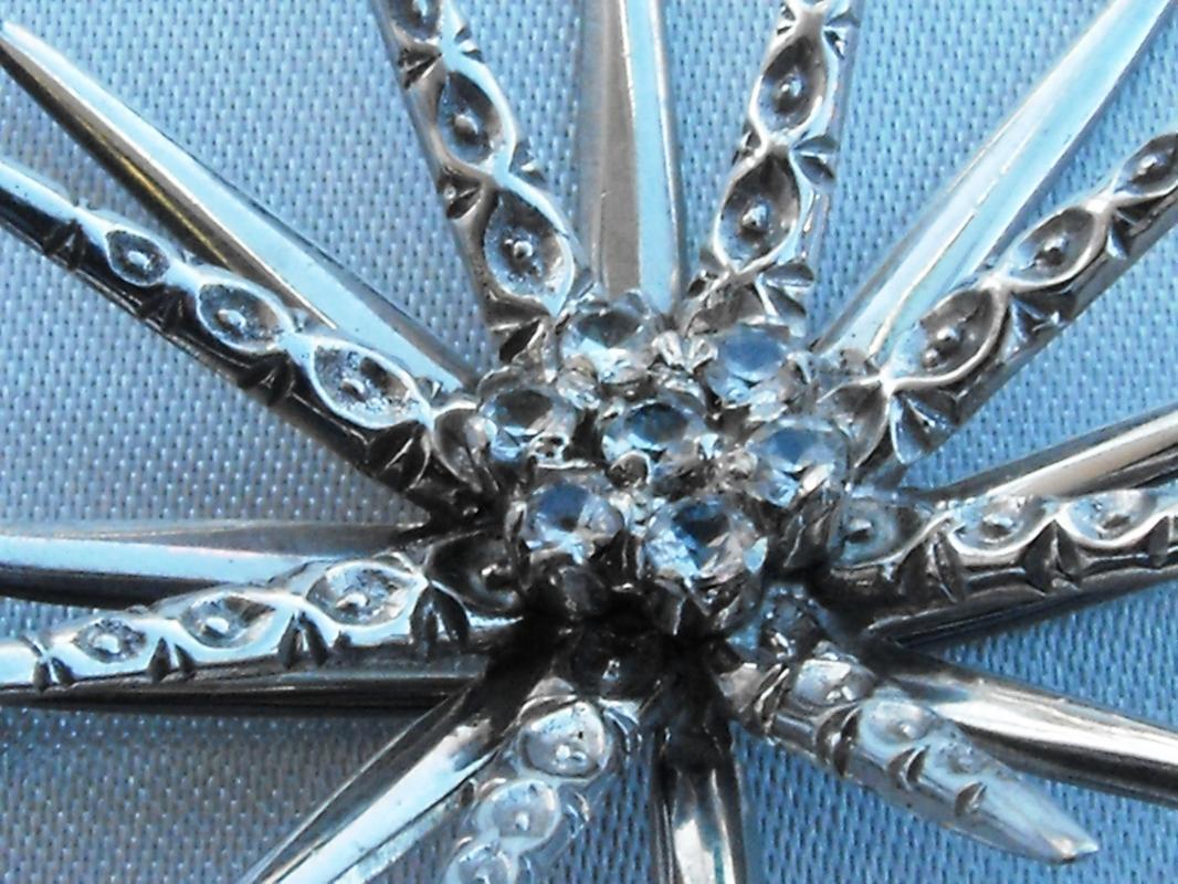 Vintage 18K Gold .50 CTTW Diamond Starburst Brooch Pin