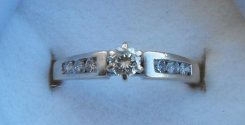 14K WHITE GOLD ENGAGEMENT RING.