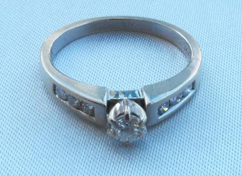 14K WHITE GOLD ENGAGEMENT RING.