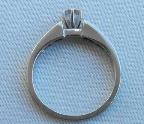 14K WHITE GOLD ENGAGEMENT RING.